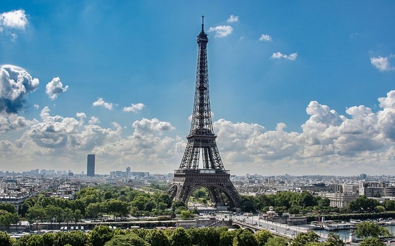 France-Un-troncon-dun-escalier-de-la-tour-Eiffel-adjuge-a-une-somme-exorbitante-aux-encheres