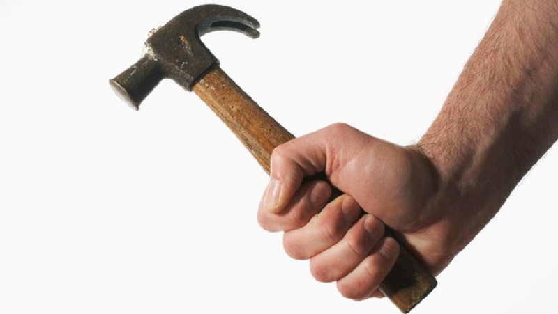 France-agresse-par-erreur-il-a-recoit-plusieurs-coups-de-marteau