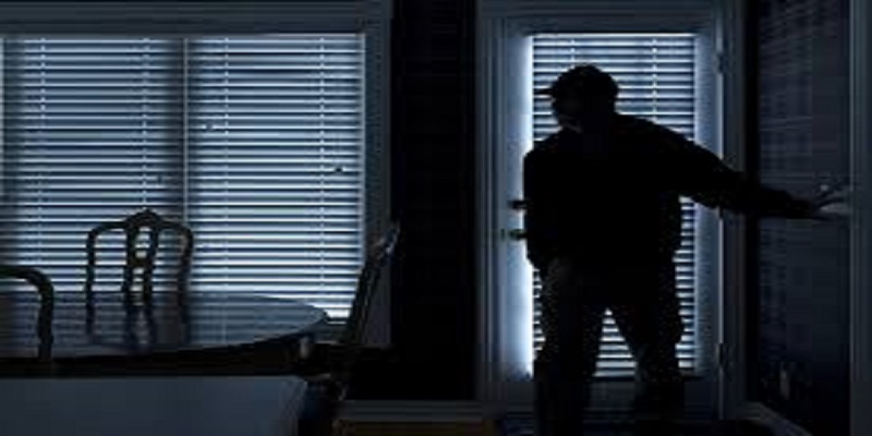 France-elle-se-reveille-en-pleine-nuit-et-trouve-un-cambrioleur-et-trois-policiers-chez-elle