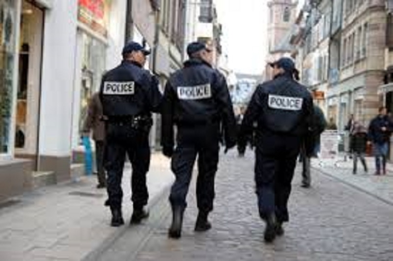 France-il-poignarde-a-mort-son-epouse-et-lannonce-a-sa-fille-par-SMS