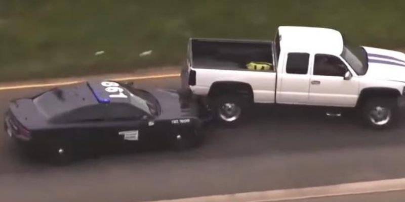 France-ivre-il-prend-la-fuite-dans-une-voiture-aux-pneus-creves-pour-echapper-a-la-police