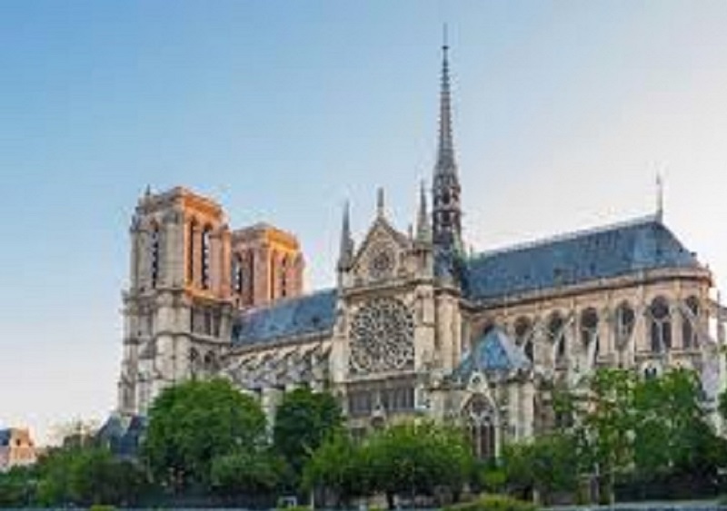 France-la-cathedrale-Notre-Dame-de-Paris-rouvre-son-parvis