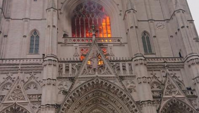 France-la-cathedrale-St-Pierre-et-Paul-de-Nantes-en-feu