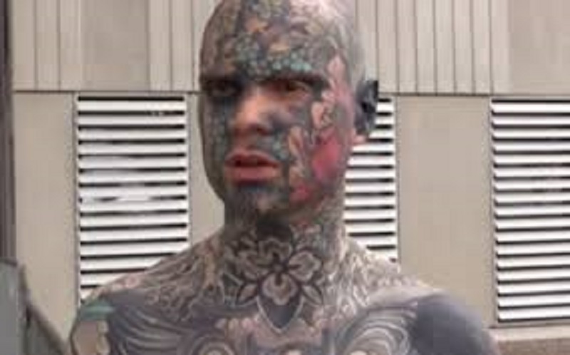 France-le-corps-de-cet-enseignant-inonde-de-tatouage-video