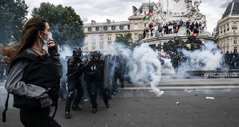 France-le-gendarme-noir-traite-de-vendu-a-une-manifestation-antiraciste-brise-le-silence