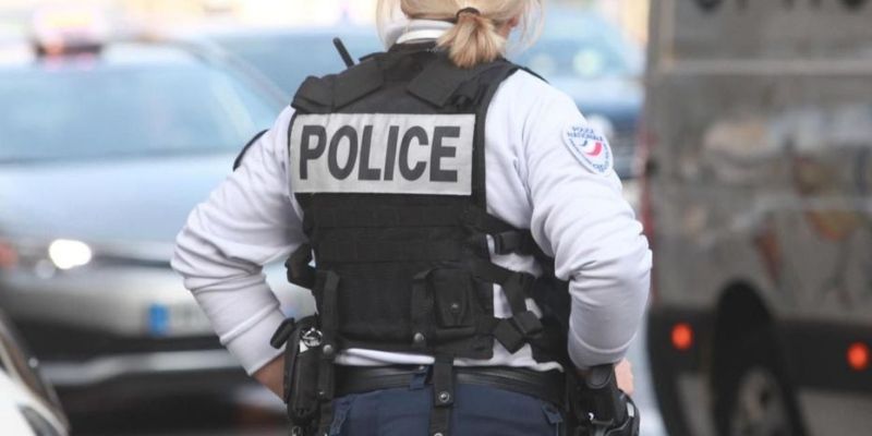 France-letrange-confidence-dun-homme-aux-policiers