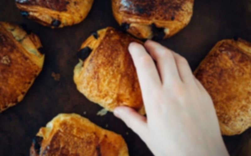 France-un-homme-arrete-apres-avoir-mange-du-pain-au-chocolat-la-police-sexplique