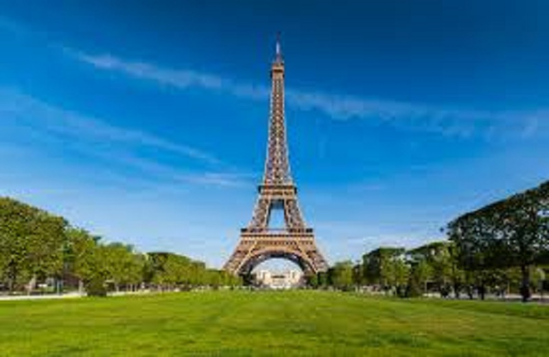 France-une-alerte-a-la-bombe-la-tour-Eiffel-evacuee