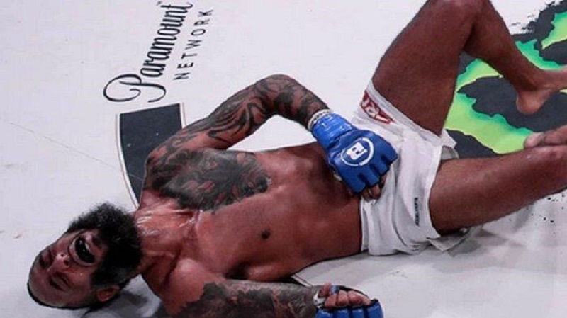 Frappe-aux-testicules-un-combattant-de-MMA-seffondre-en-pleurant-video