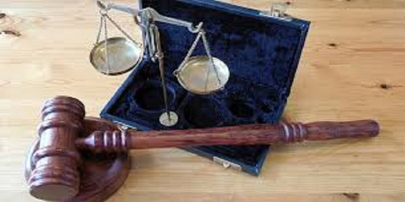 Furieux-suite-a-sa-condamnation-il-se-jette-sur-les-juges