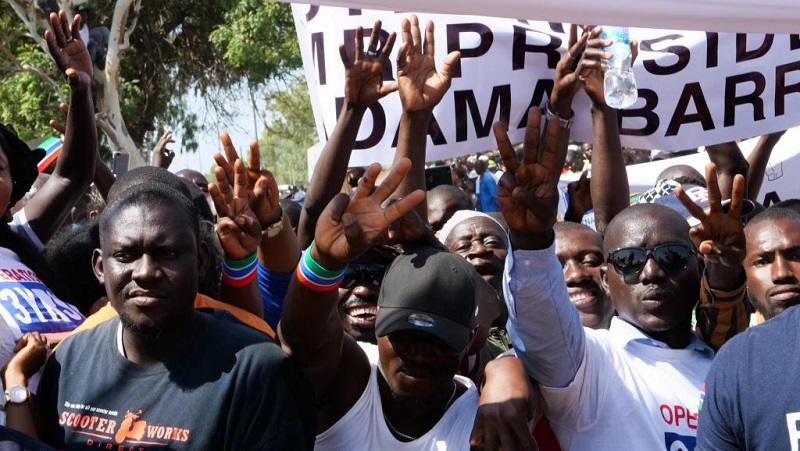 Gambie-des-manifestants-reclament-le-depart-dAdama-Barrow