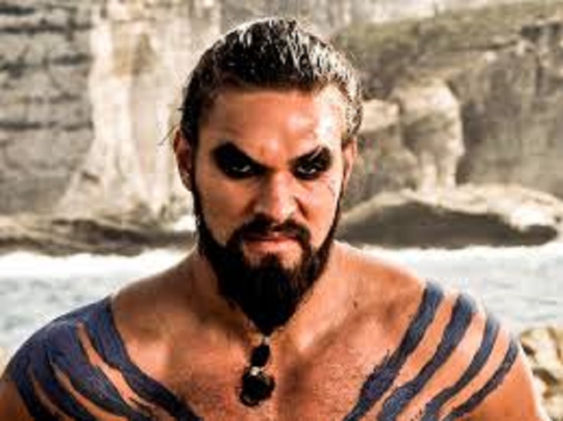 Jason Momoa : le célèbre acteur surprend ses fans en se coupant ses longs cheveux (vidéo)