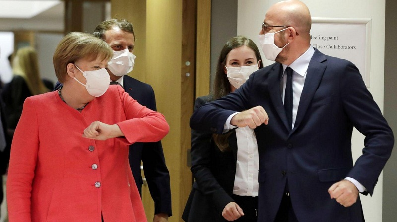 Gestes-barrieres-la-choregraphie-des-dirigeants-de-lUE-pour-se-saluer