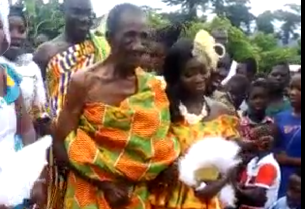 Ghana-Une-jeune-femme-epouse-un-homme-de-97-ans-e1602241968884