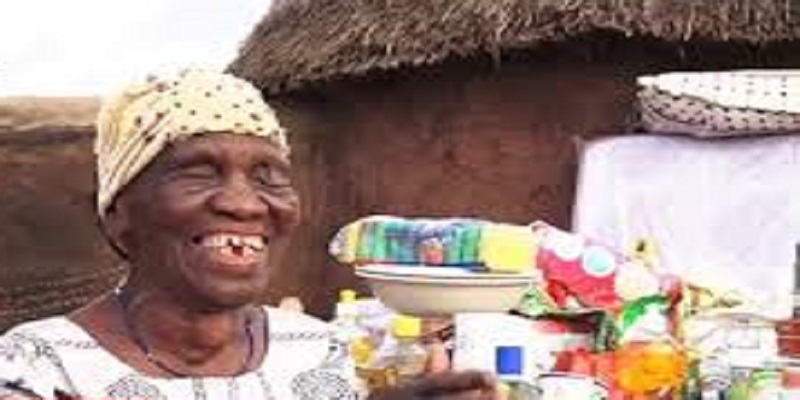 Ghana-bonne-nouvelle-pour-la-vieille-femme-dont-le-plus-grand-reve-etait-de-dormir-sur-un-matelas-avant-de-mourir-video