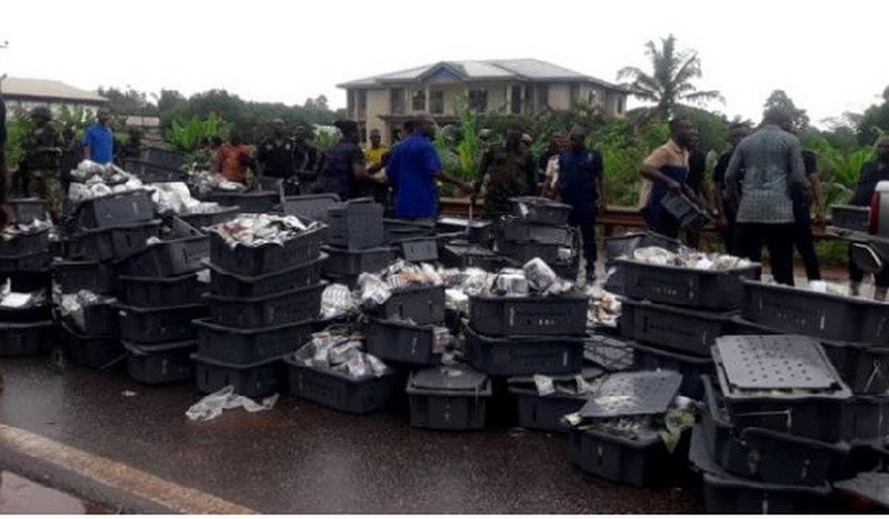 Ghana-de-largent-disperse-apres-la-collision-dune-fourgonnette-et-un-petrolier-video