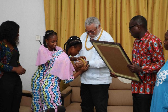 Ghana-des-soeurs-siamoises-separees-il-y-a-20-ans-expriment-leur-gratitude-a-lex-president-Rawlings-0