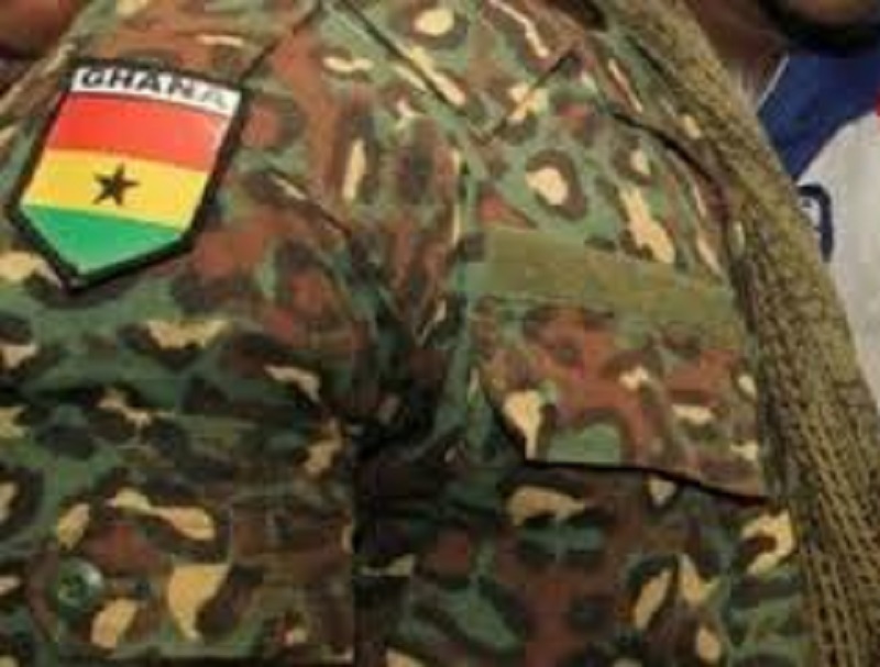 Ghana-un-soldat-vole-un-iPhone-dans-un-magasin-video