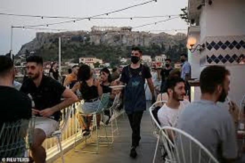 Grece-Covid-19-Athenes-et-Thessalonique-plongent-dans-le-couvre-feu