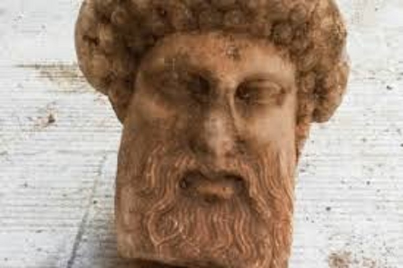 Grece-une-tete-en-marbre-dHermes-decouverte-sous-une-rue-frequentee