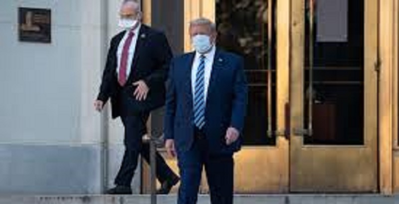 Gueri-du-coronavirus-Trump-voulait-ouvrir-sa-chemise-et-reveler-un-T-shirt-de-Superman