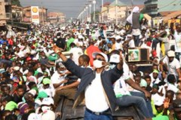 Guinee-Campagne-presidentielle-Cellou-Dalein-Diallo-draine-une-immense-foule