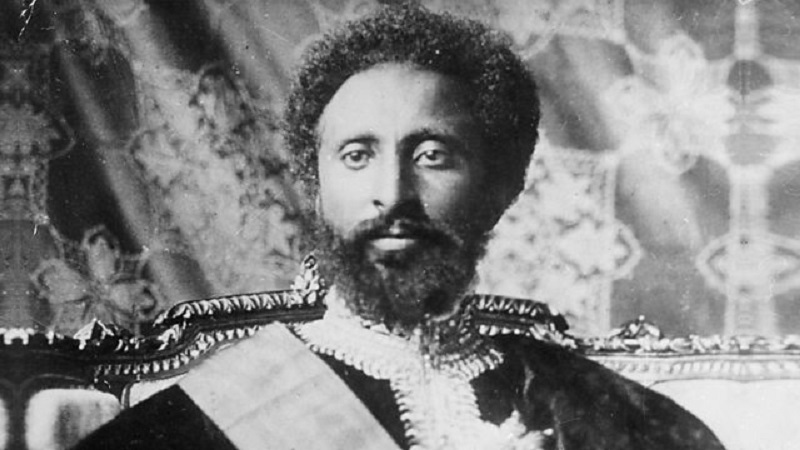 Haile-Selassie-la-statue-de-lex-empereur-ethiopien-detruite-dans-un-parc-de-Londres