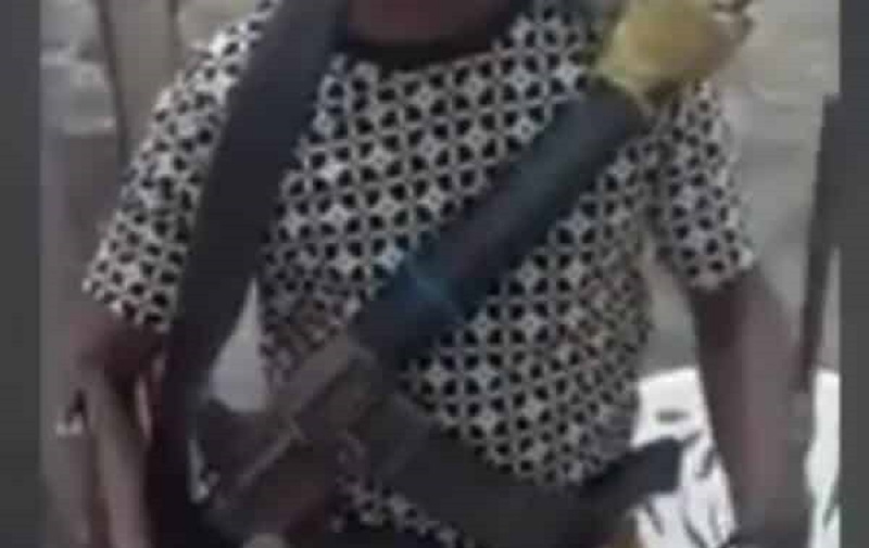 Haiti-un-pasteur-saffiche-armes-a-la-main-avec-un-gang-video