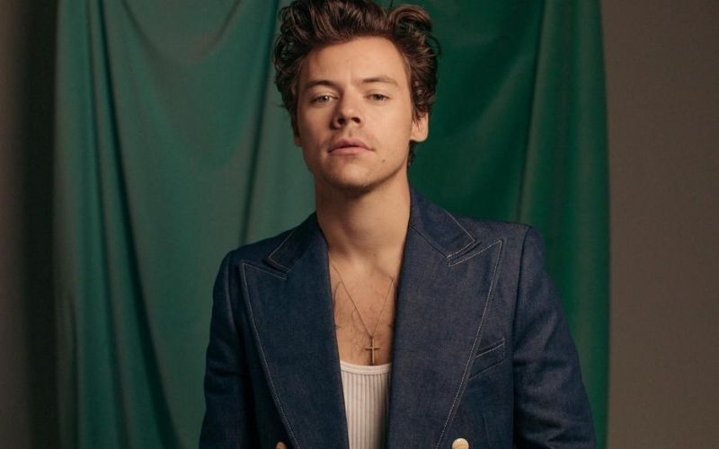 Harry-Styles-attaque-apres-avoir-pose-vetu-dune-robe-Hollywood-prend-sa-defense