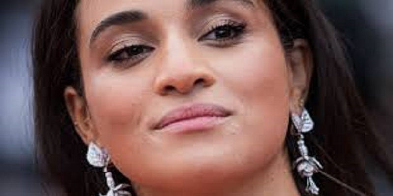 Hommage-a-Adama-Traore-Camelia-Jordana-chante-quil-est-temps-de-prendre-les-armes-video