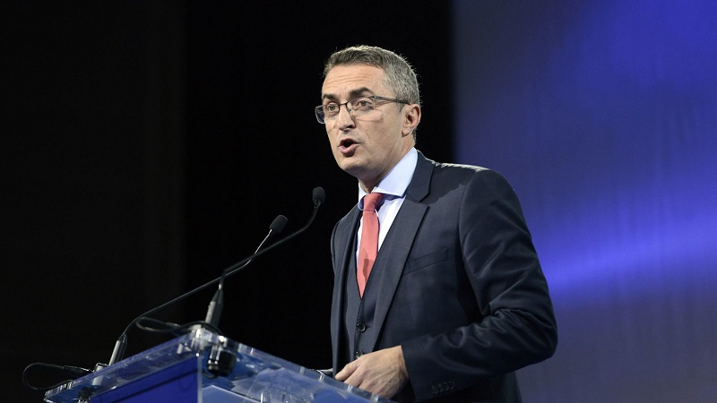 Hue-Stephane-Ravier-elu-RN-de-Marseille-repond-en-faisant-le-signe-du-rappeur-Jul-video