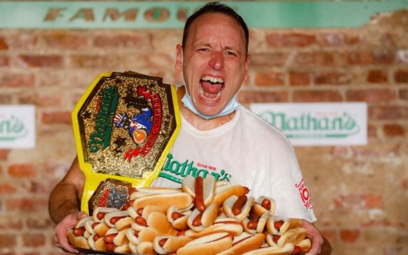 Il-bat-son-propre-record-du-monde-en-mangeant-75-hot-dogs-en-10-minutes