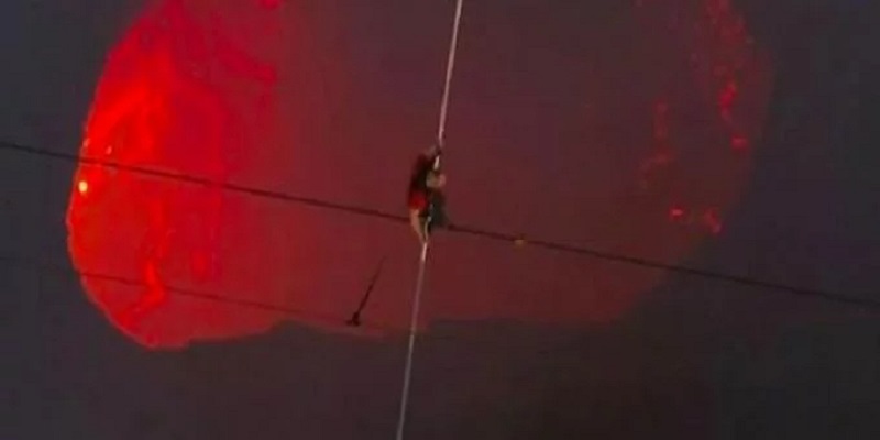 Il-brave-le-danger-et-traverse-un-volcan-actif-a-plus-de-500-metres-de-haut-video