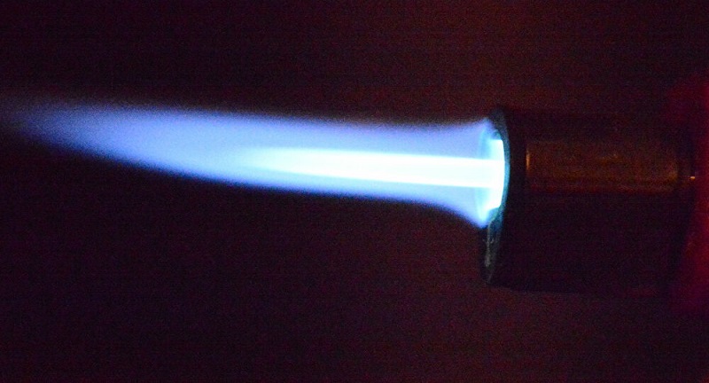 Il-chauffe-un-obus-avec-un-chalumeau-il-lui-explose-au-visage