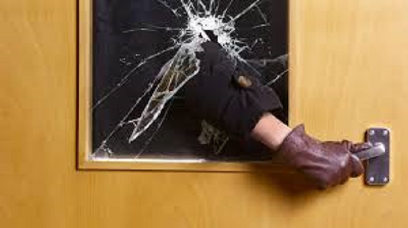 Il-commet-le-cambriolage-le-moins-cher-de-lhistoire