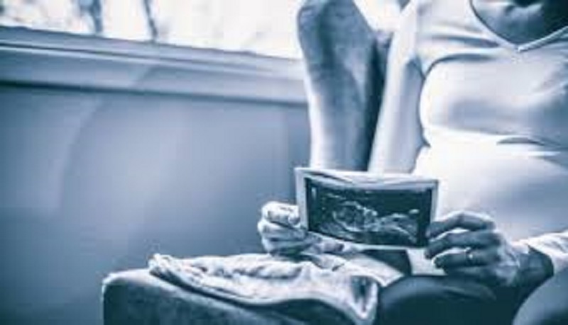 Il-devoile-linfidelite-de-sa-femme-enceinte-lors-dune-fete