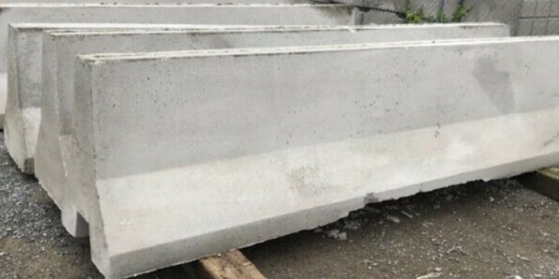 Il-echappe-a-la-mort-en-esquivant-un-morceau-de-beton