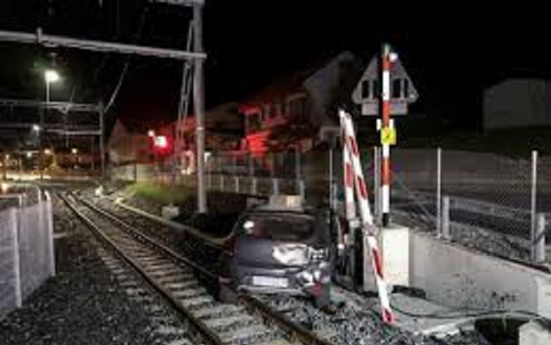Il-echappe-a-la-police-avec-une-voiture-volee-et-finit-sur-les-rails