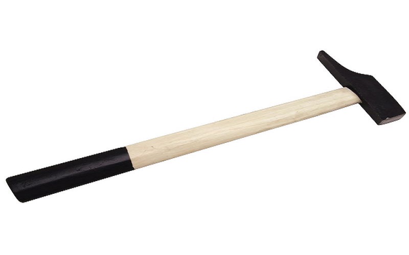 Il-fait-une-remarque-dans-une-file-dattente-et-se-fait-frapper-au-marteau-par-un-ado