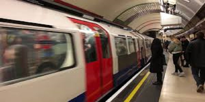 Il-finit-KO-pour-ses-propos-racistes-dans-le-metro-londonien-video