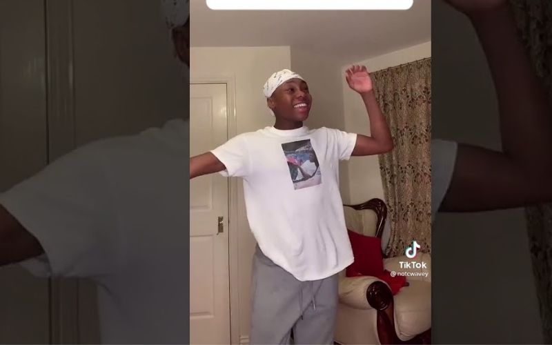 Il imite les célébrations des footballeurs et cartonne sur TikTok (vidéo)