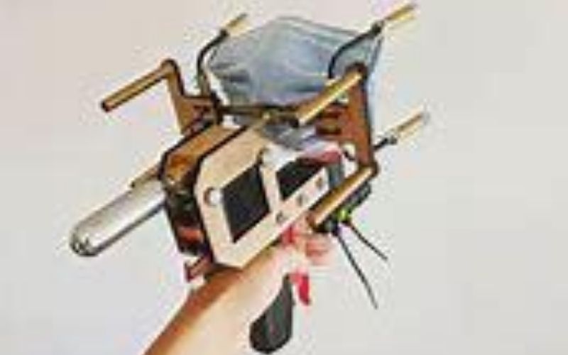 Il-invente-un-pistolet-pour-tirer-des-masques