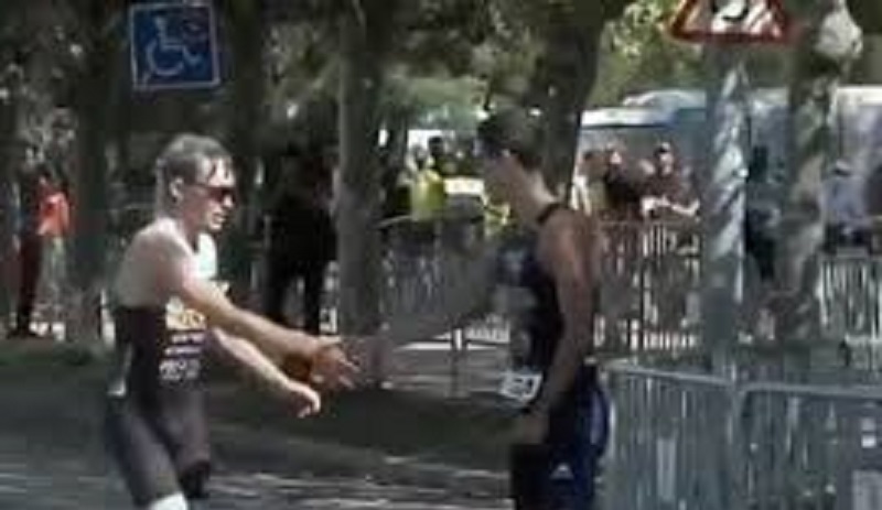 Il-laisse-son-adversaire-le-depasser-sur-la-ligne-darrivee