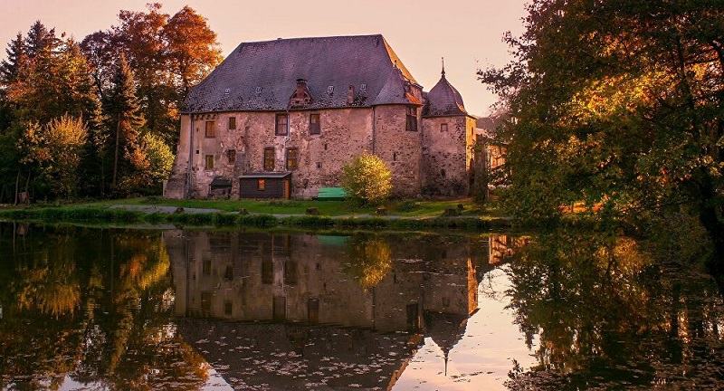 Il-perce-un-trou-dans-un-mur-de-sa-maison-et-se-retrouve-dans-le-passe