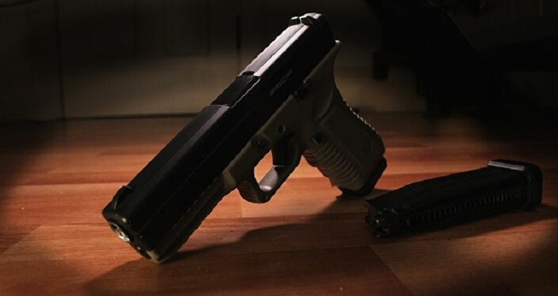 Il-pointe-un-revolver-sur-la-tempe-dun-passant-qui-a-regarde-son-amie