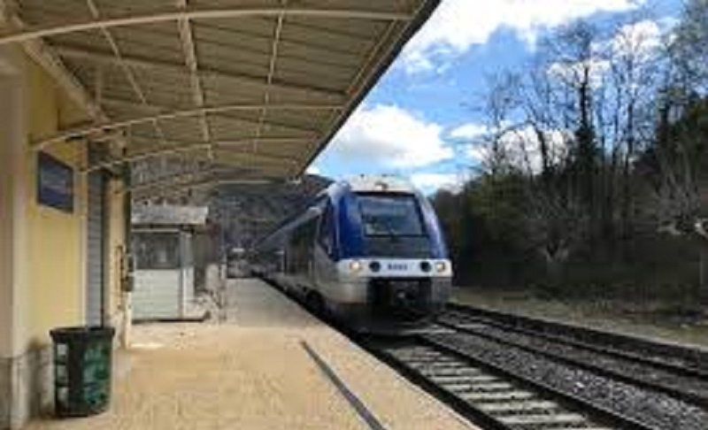 Il-pousse-ses-3-enfants-sous-le-train