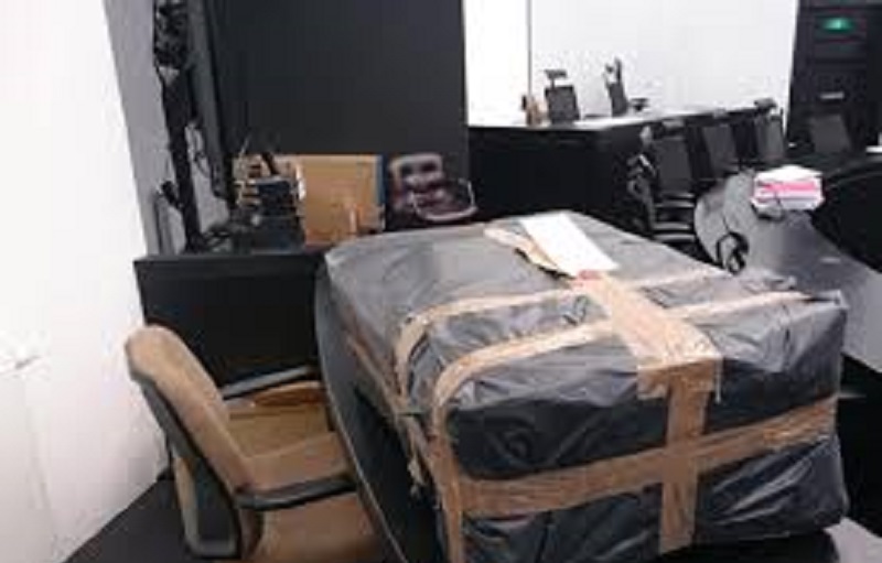 Il-rentre-chez-lui-avec-un-cadavre-dans-sa-valise