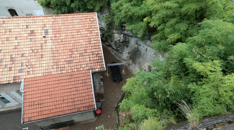 Il-saute-dans-le-vide-pour-se-suicider-mais-atterrit-dans-le-compost-de-la-gendarmerie