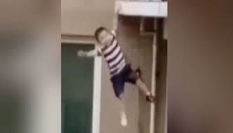 Il-sauve-un-garcon-de-2-ans-dune-chute-mortelle-video
