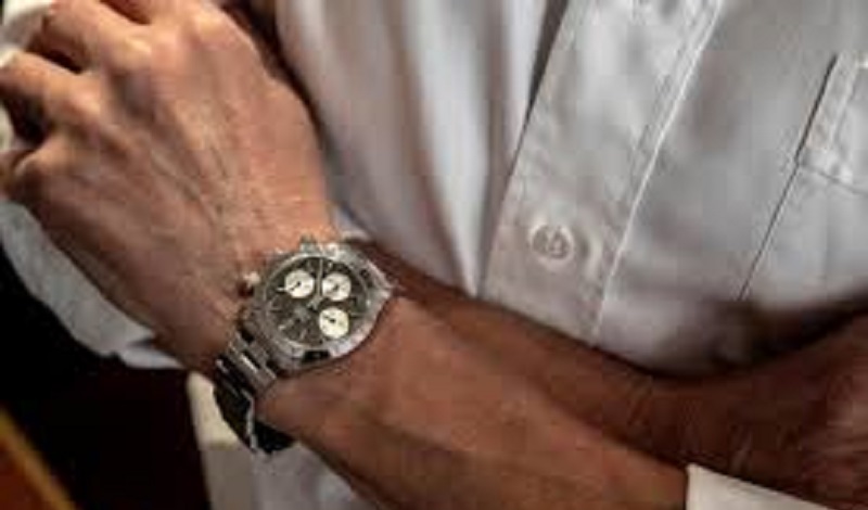 Il-se-fait-arracher-sa-montre-valant-164-millions-de-fcfa